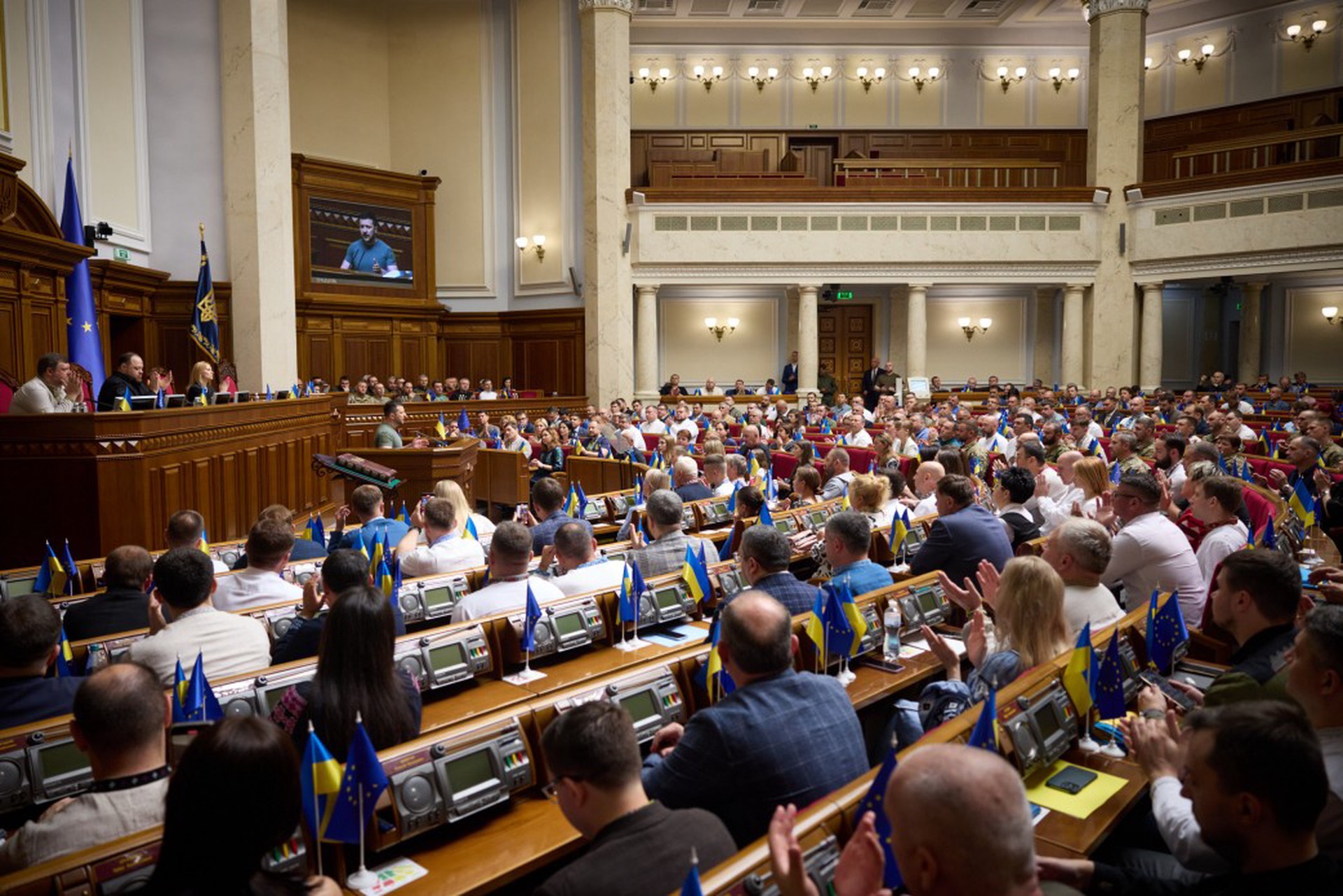Депутаты Верховной Рады Украины подрались, согласовывая оборонный бюджет