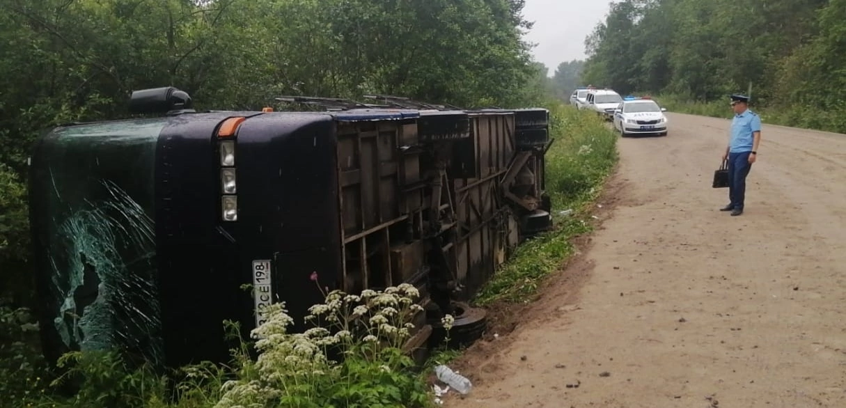 Число пострадавших при опрокидывании автобуса в Карелии выросло до восьми