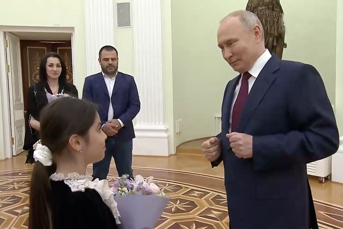Путин встретился в Кремле с девочкой Раисат Акиповой из Дагестана