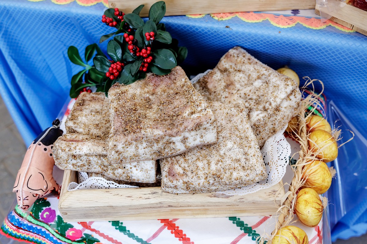 Врач Эдигер посоветовал есть в зимний период красное мясо и сало