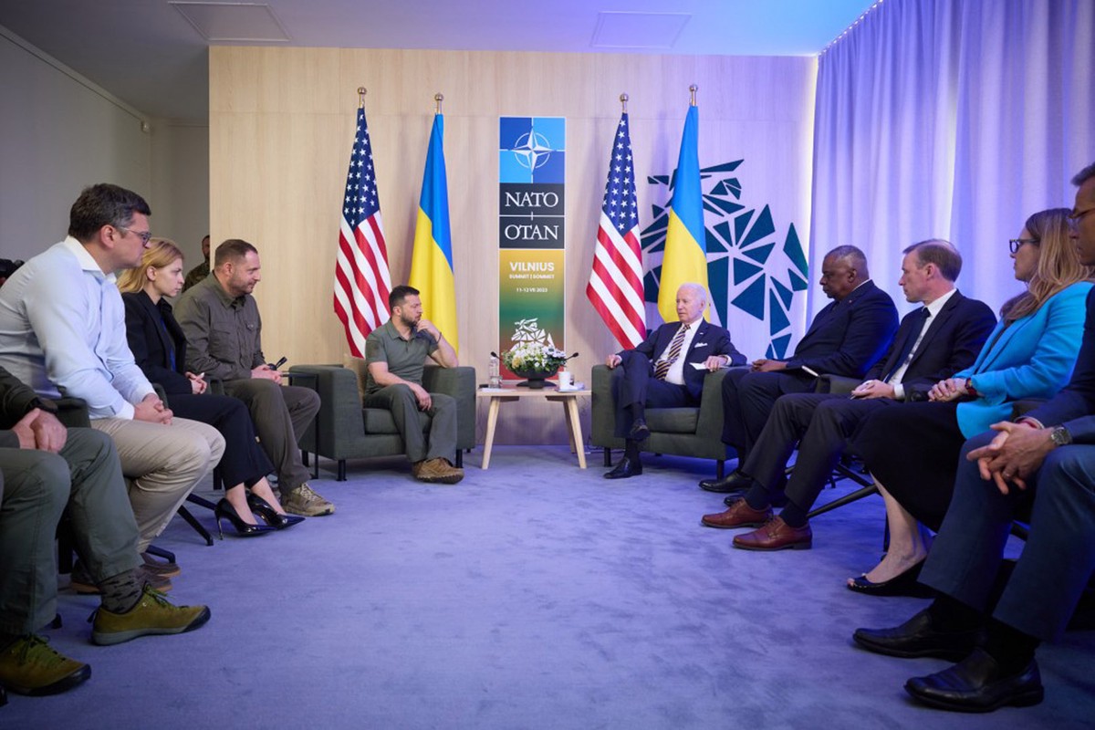 Байден пошутил, что Украину могут принять в НАТО за 1 час 20 минут