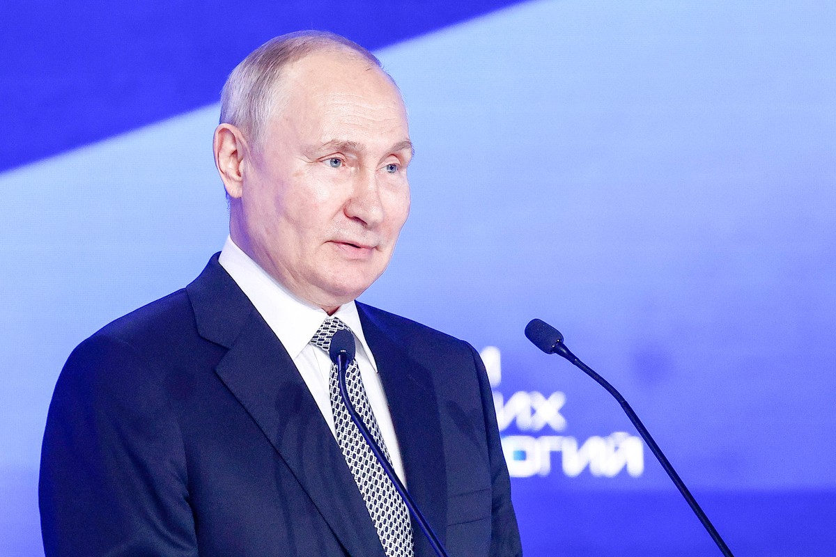 Путин пошутил, что доклад главы Минсельхоза из курятника оживляет совещание правительства