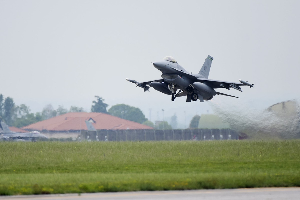 Обучение украинских пилотов на истребителях F-16 уже началось