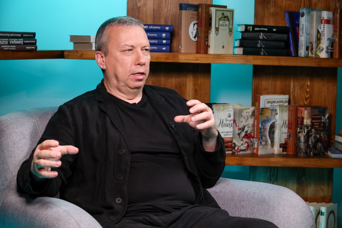 «Претензия на содержание»: поэт Караулов объяснил популярность певца Шамана