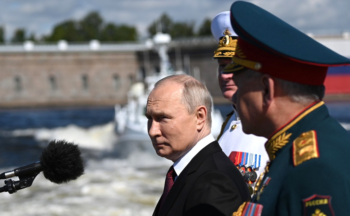 Путин принял Главный военно-морской парад в Санкт-Петербурге