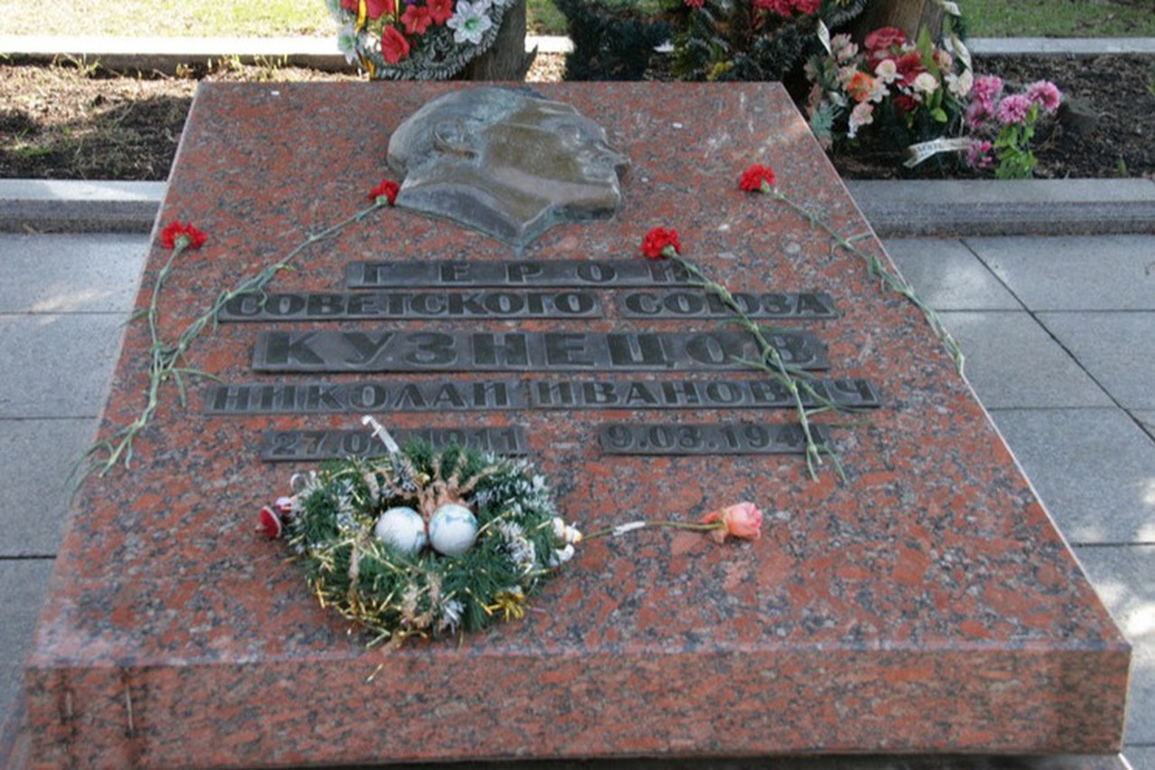 Память разведчика: кто и зачем потревожил могилу Николая Кузнецова 