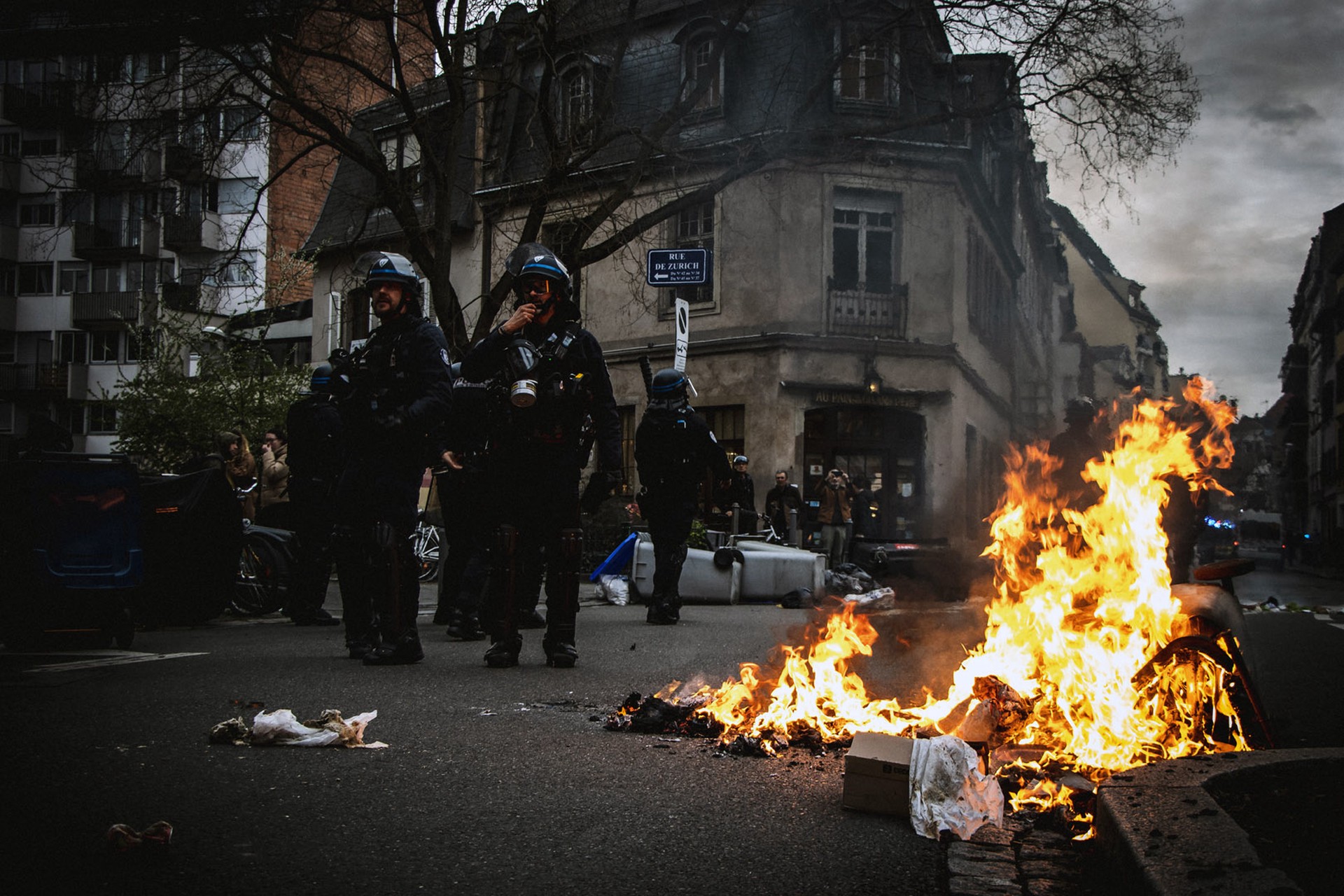 Actu Lyon: Протестующие в Лионе громят магазины и жгут баки после I тура выборов