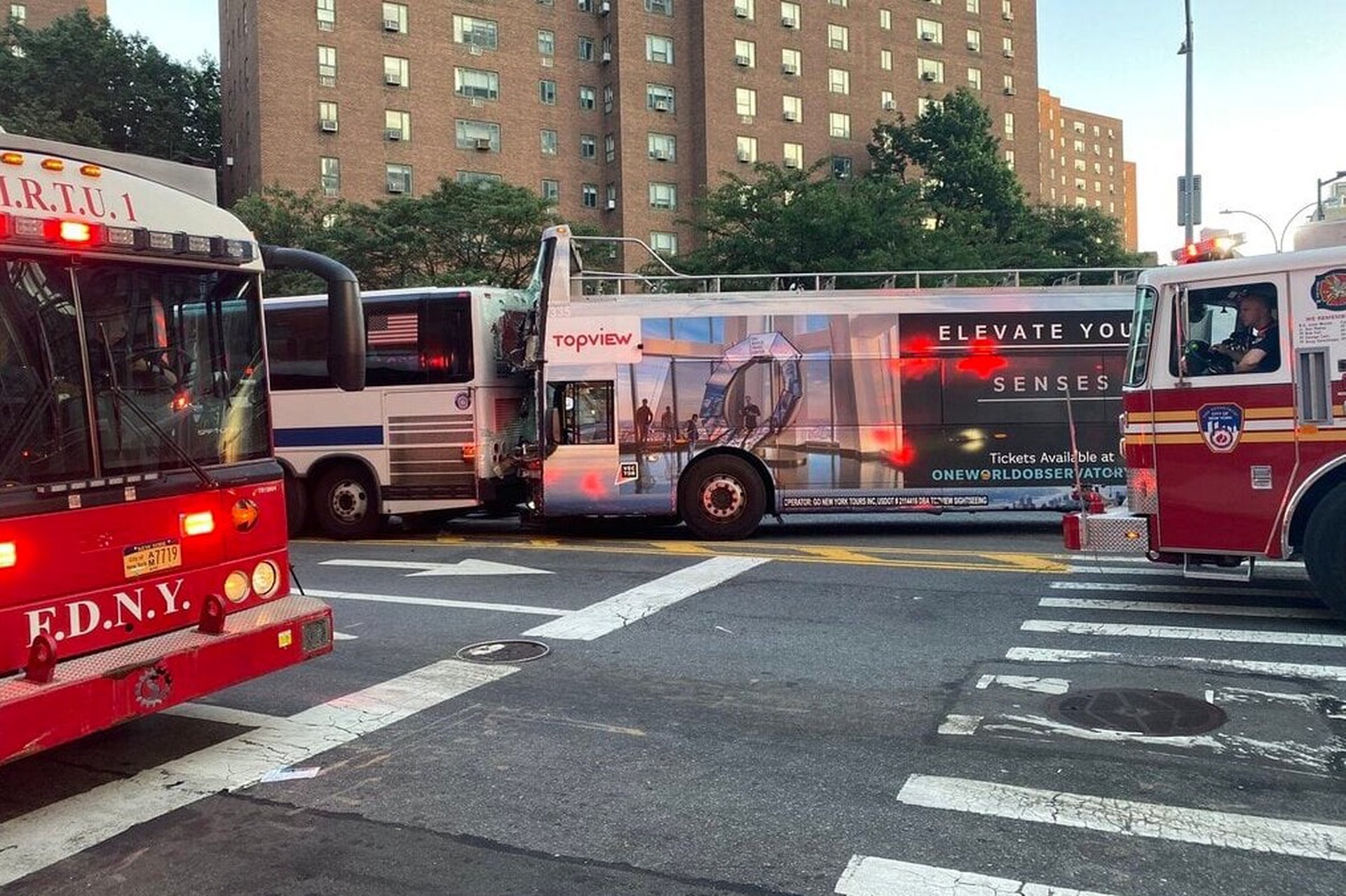 Более 80 человек пострадали при столкновении двух автобусов в Нью-Йорке на Манхэттене