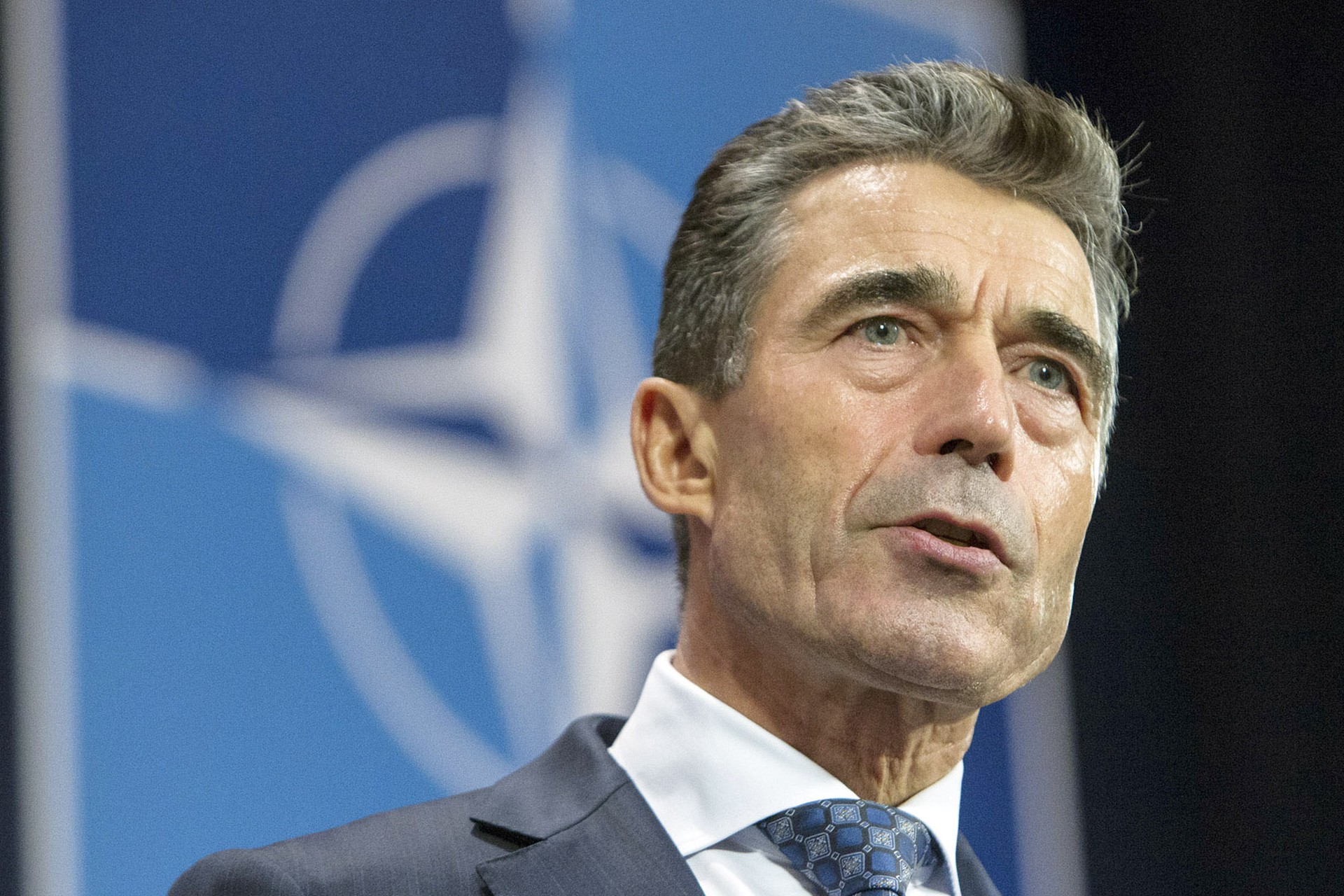 NZZ: Экс-генсека НАТО Расмуссена разочаровали медлительный Шольц и болтун Макрон