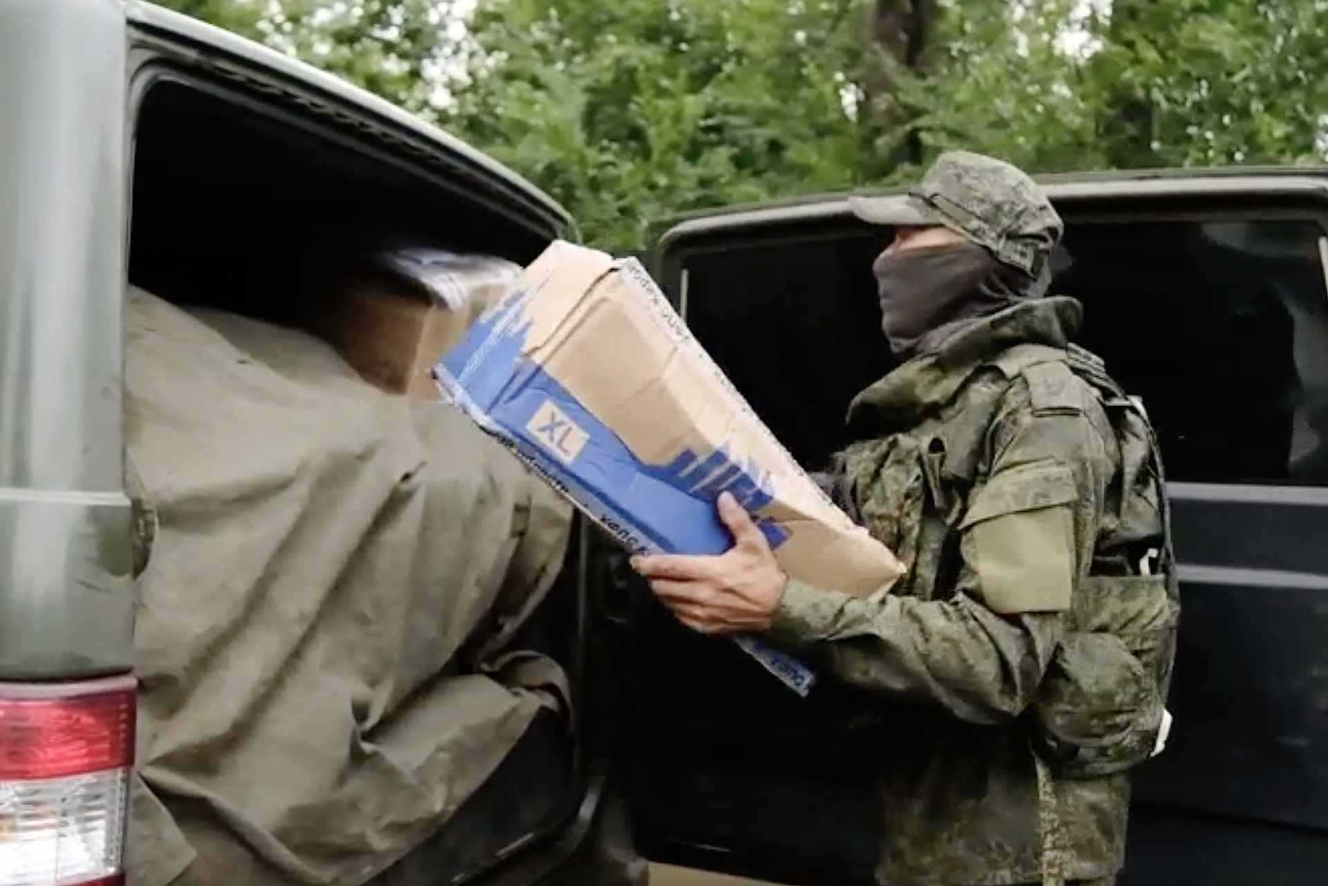 Минобороны: военные ФПС ЦВО доставили партию почтовых отправлений в зоне проведения СВО