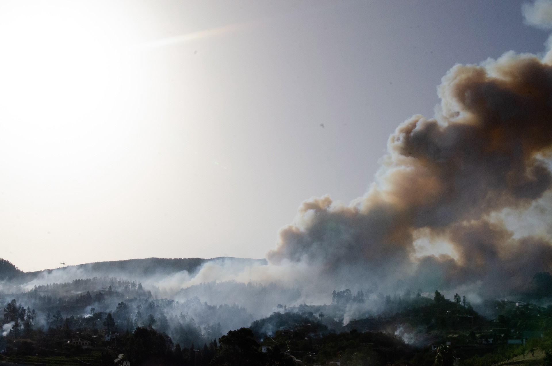 Тысячи людей эвакуированы из-за пожара на Канарских островах
