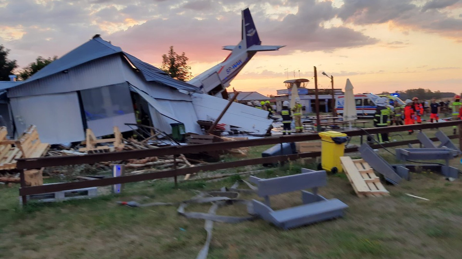 Легкомоторный самолёт рухнул на ангар с людьми в Польше, пятеро погибли