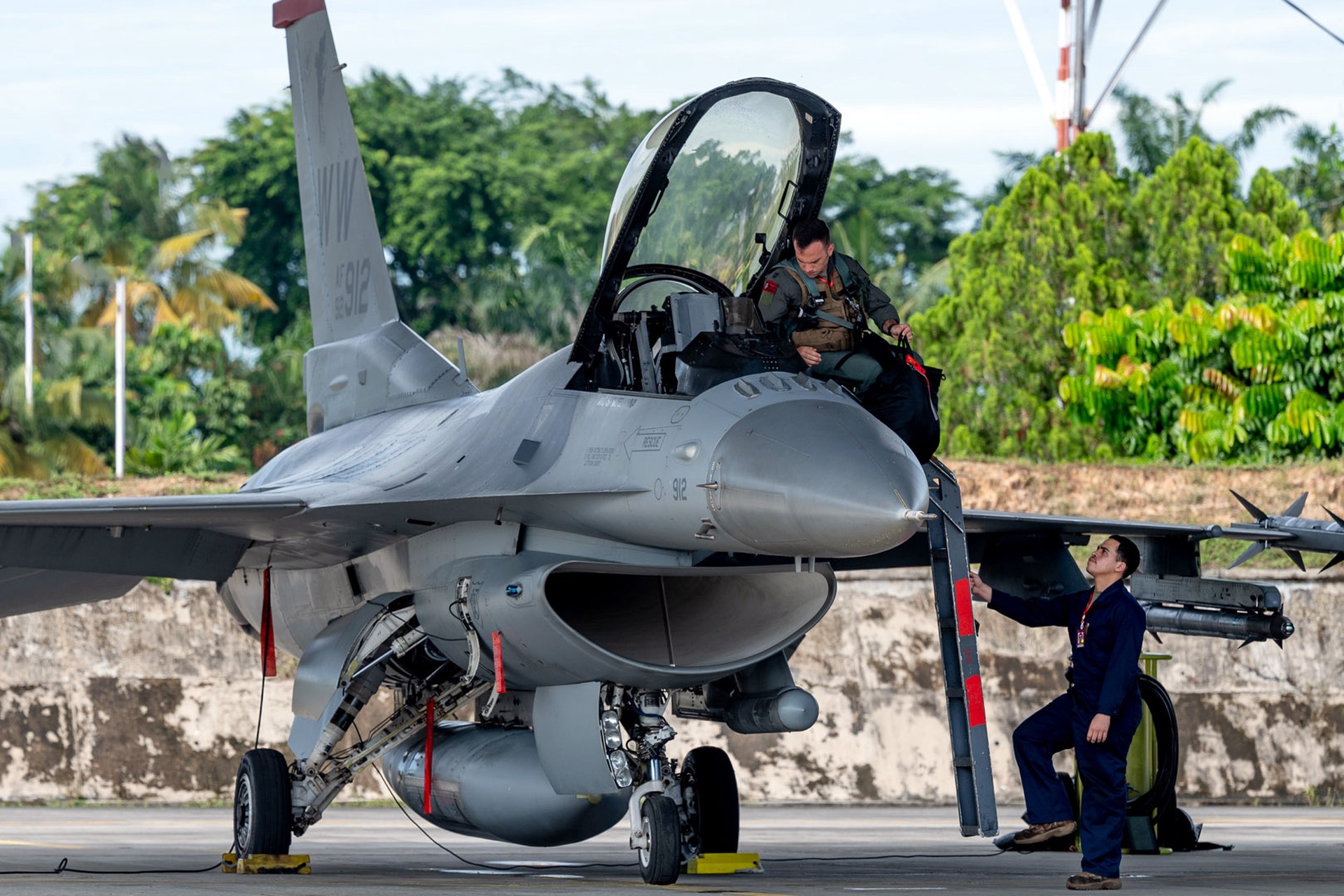 США в мае закончат переобучение первых 12 летчиков ВСУ на истребители F-16