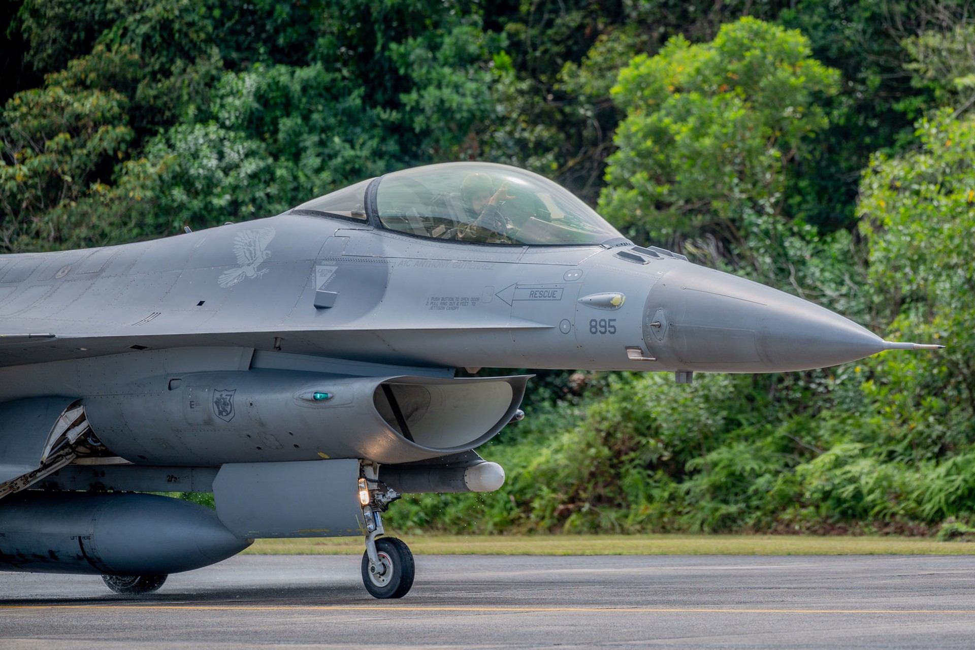 NYT: ВСУ летом смогут поднять в воздух только шесть истребителей F-16