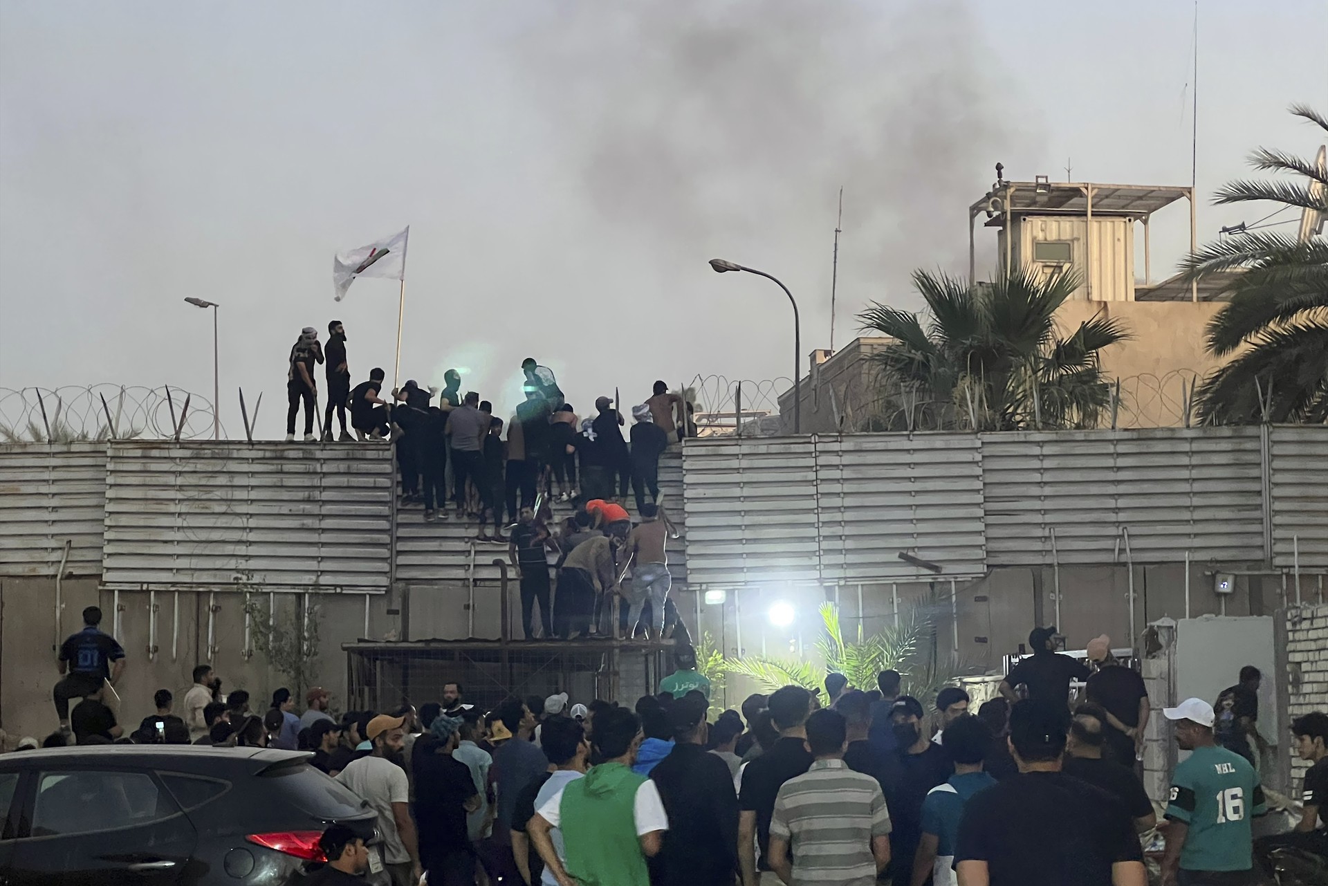 Иракские протестующие взяли штурмом посольство Швеции в Багдаде и подожгли