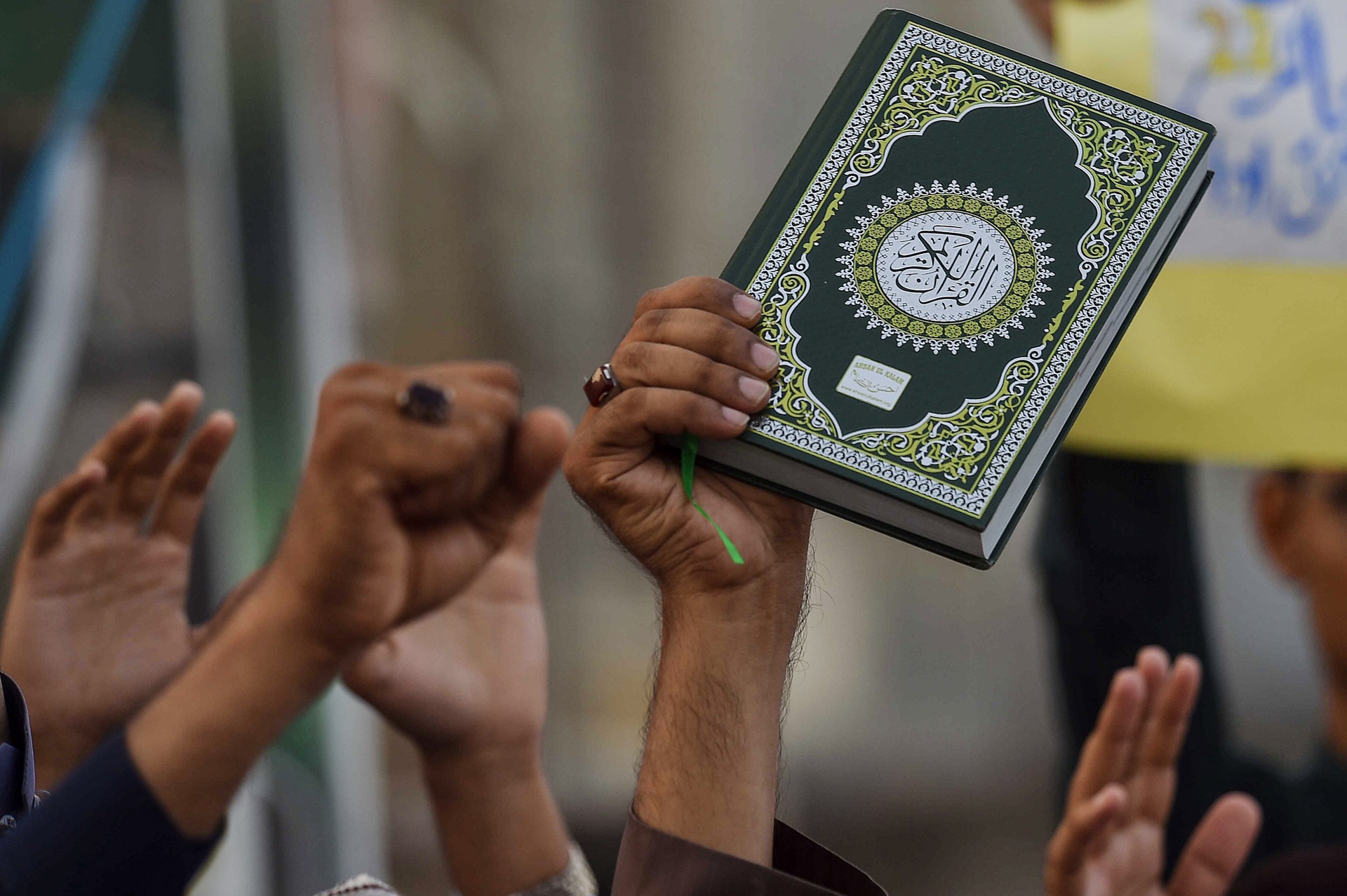 AFP: Протестующий в Стокгольме истоптал и пнул Коран