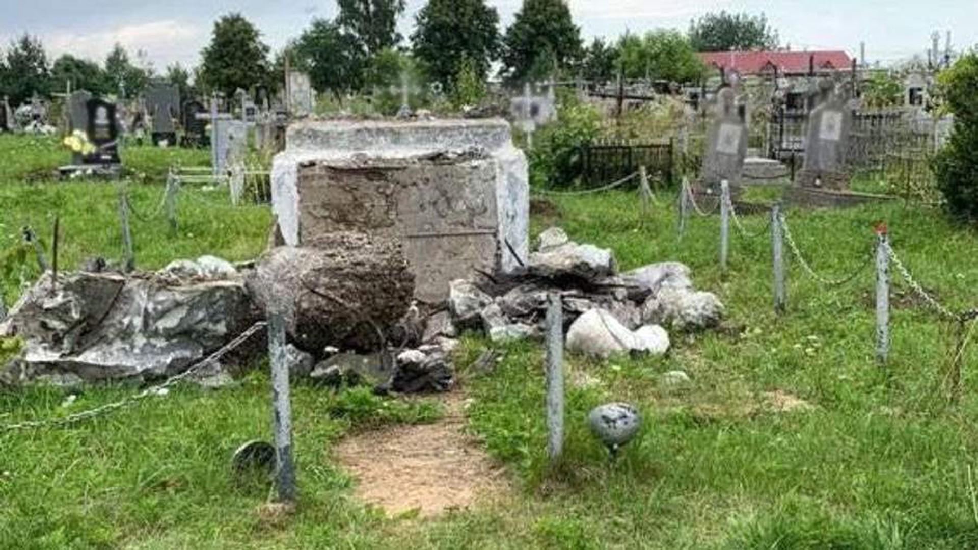 В селе Пушкино на западе Украины отказались сносить памятник советскому солдату