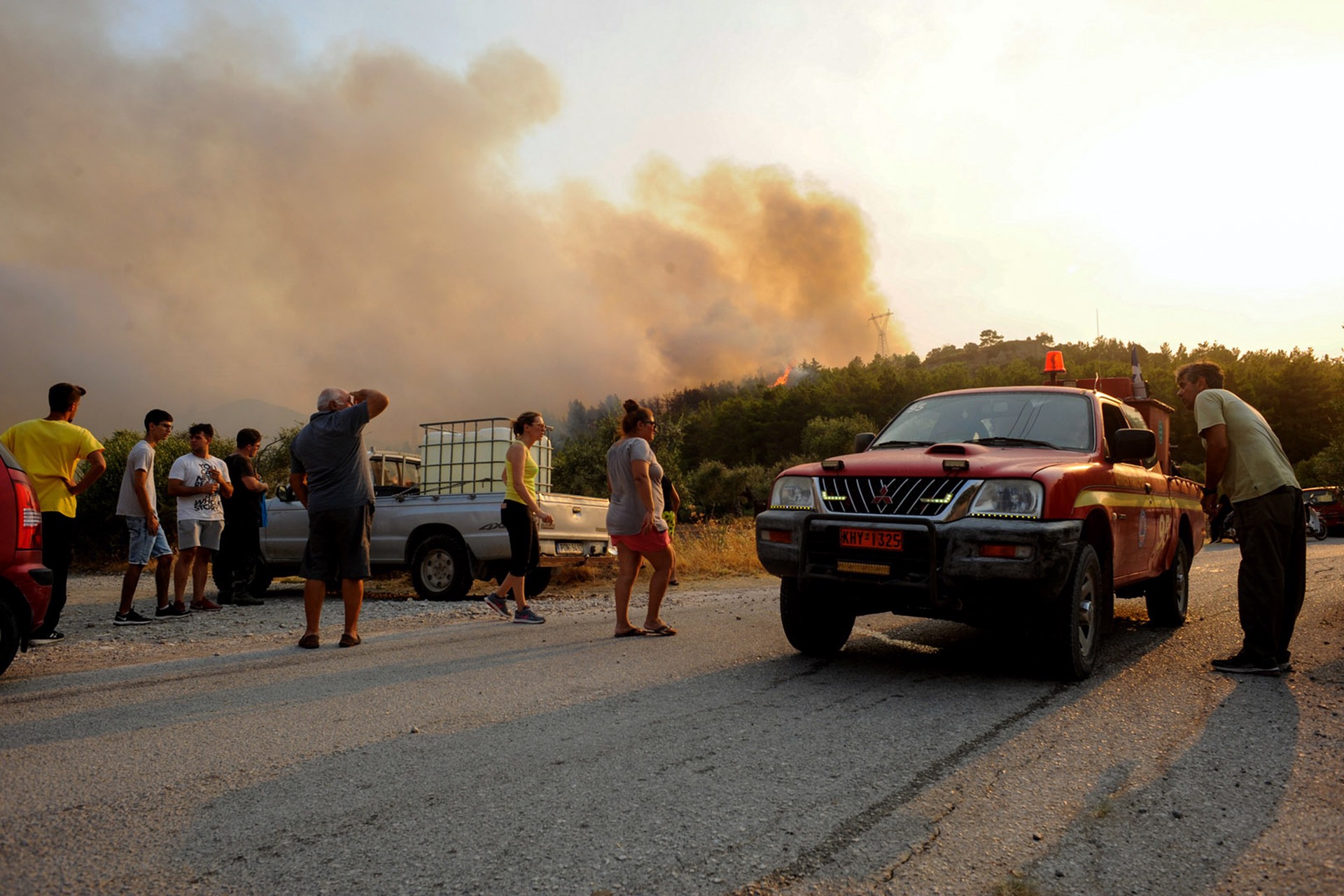 Более двух тысяч туристов на Родосе эвакуировали морем из-за пожаров