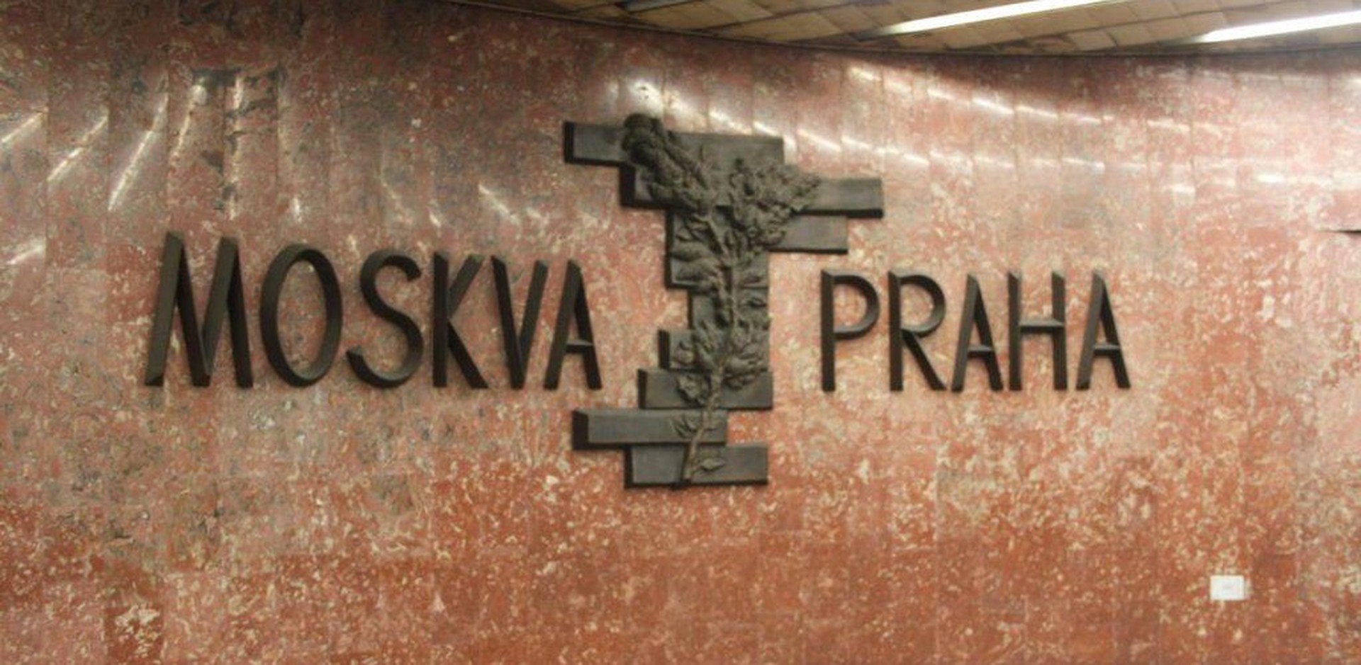 Украинская беженка возмутилась надписями на русском и символикой СССР в метро Праги