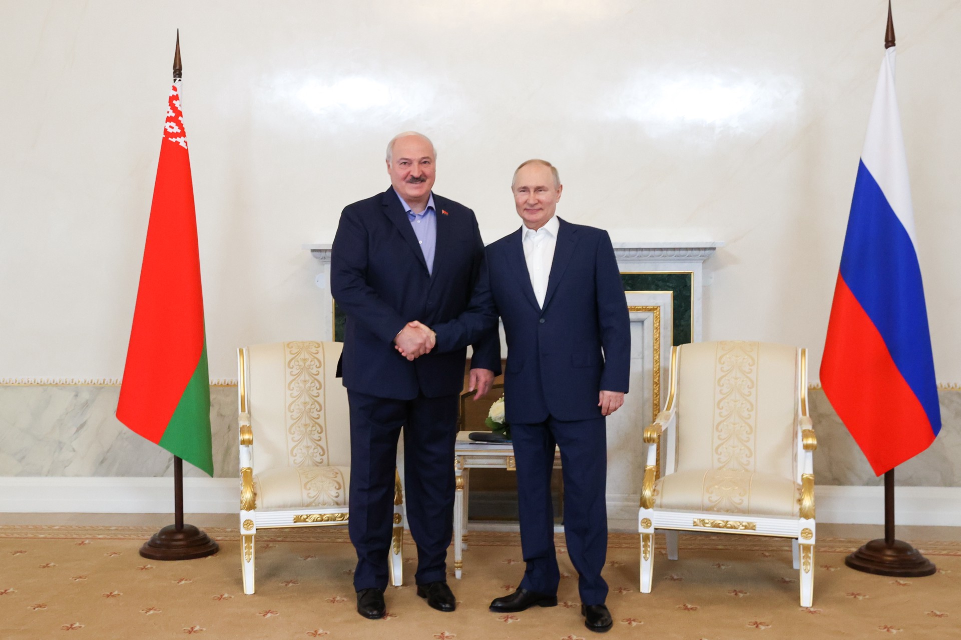 Путин призвал Лукашенко «не жадничать» и поставить куриные яйца в РФ