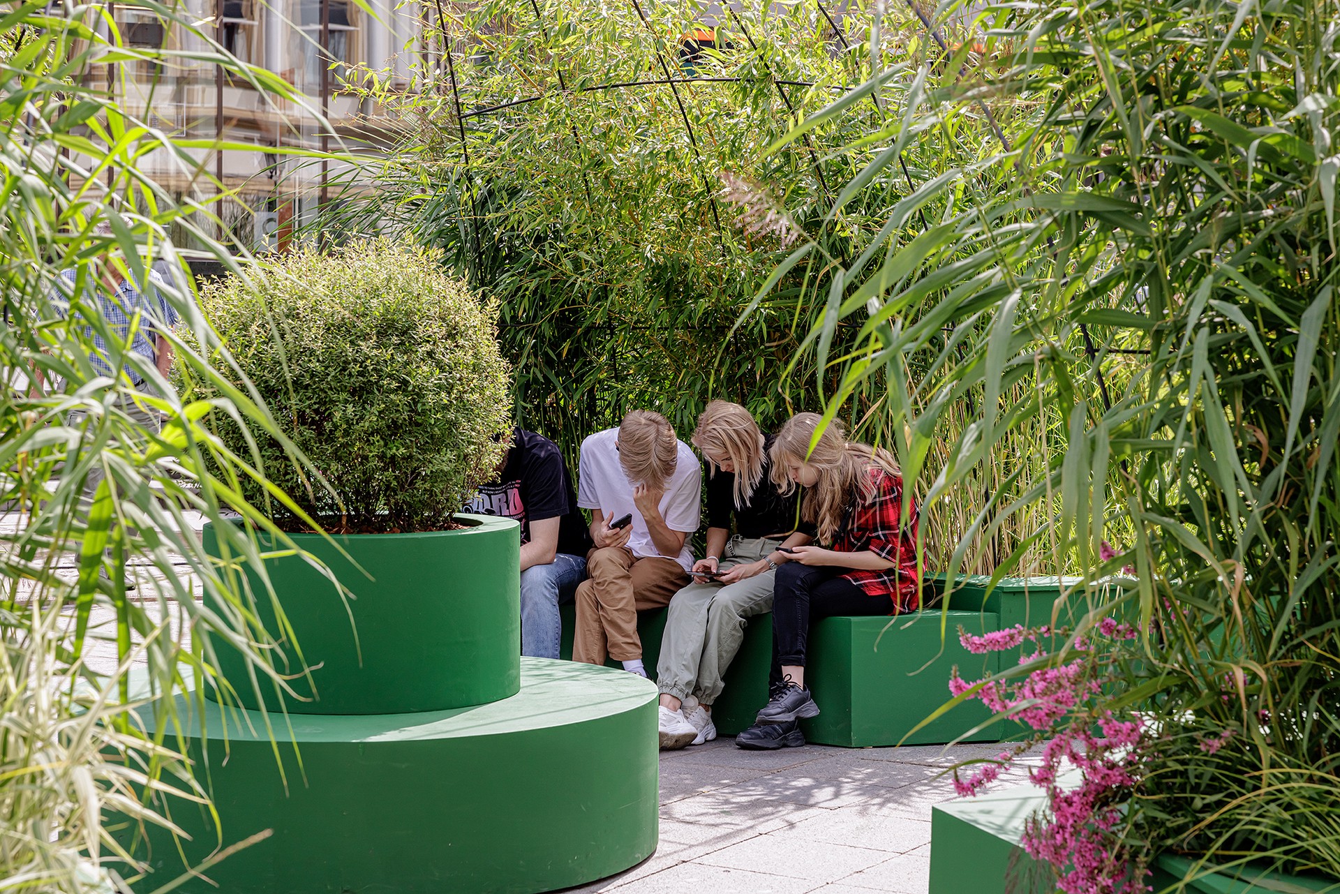 Психолог объяснила, почему подростки уходят в соцсети вместо общения