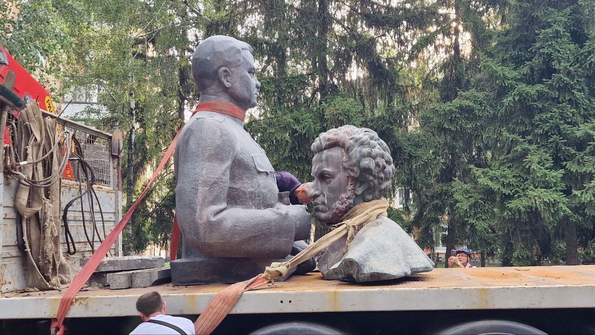 В Полтаве снесли памятники Пушкину и генералу Ватутину