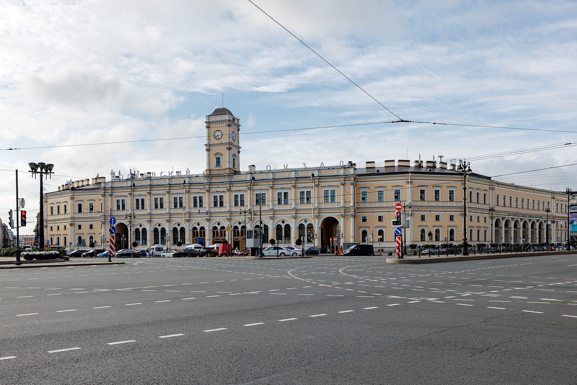 Четыре машины ушли под землю в одном из российских городов
