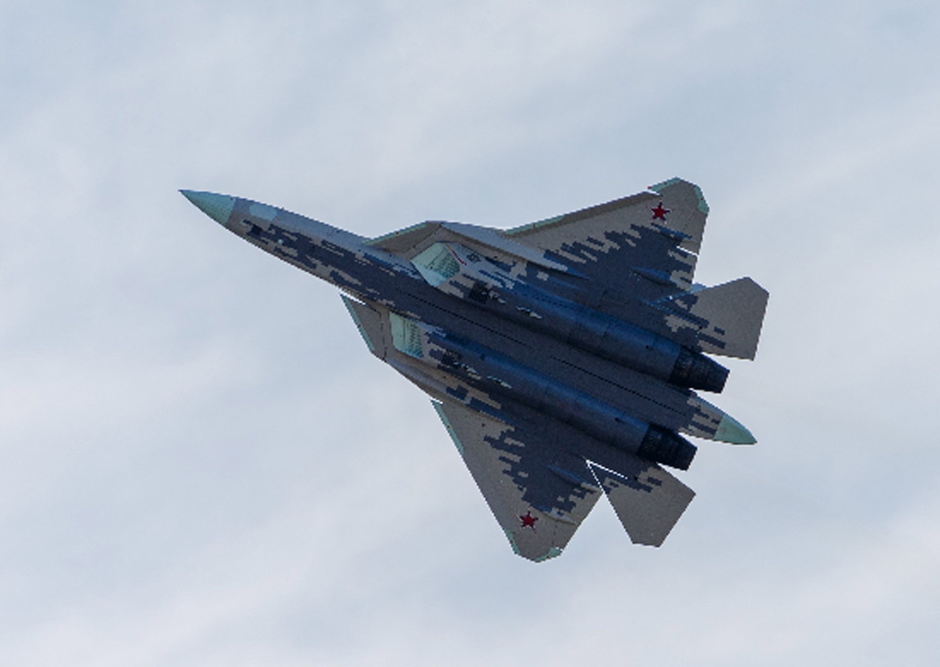 РИА Новости: истребитель Су-57 получит на вооружение бортовые мини-беспилотники