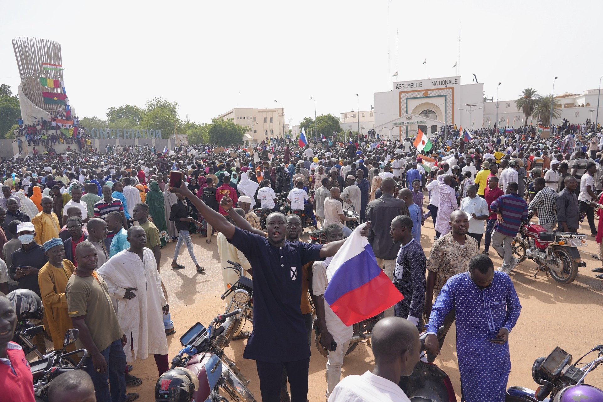 В Нигере тысячи человек вышли на акцию перед посольством Франции