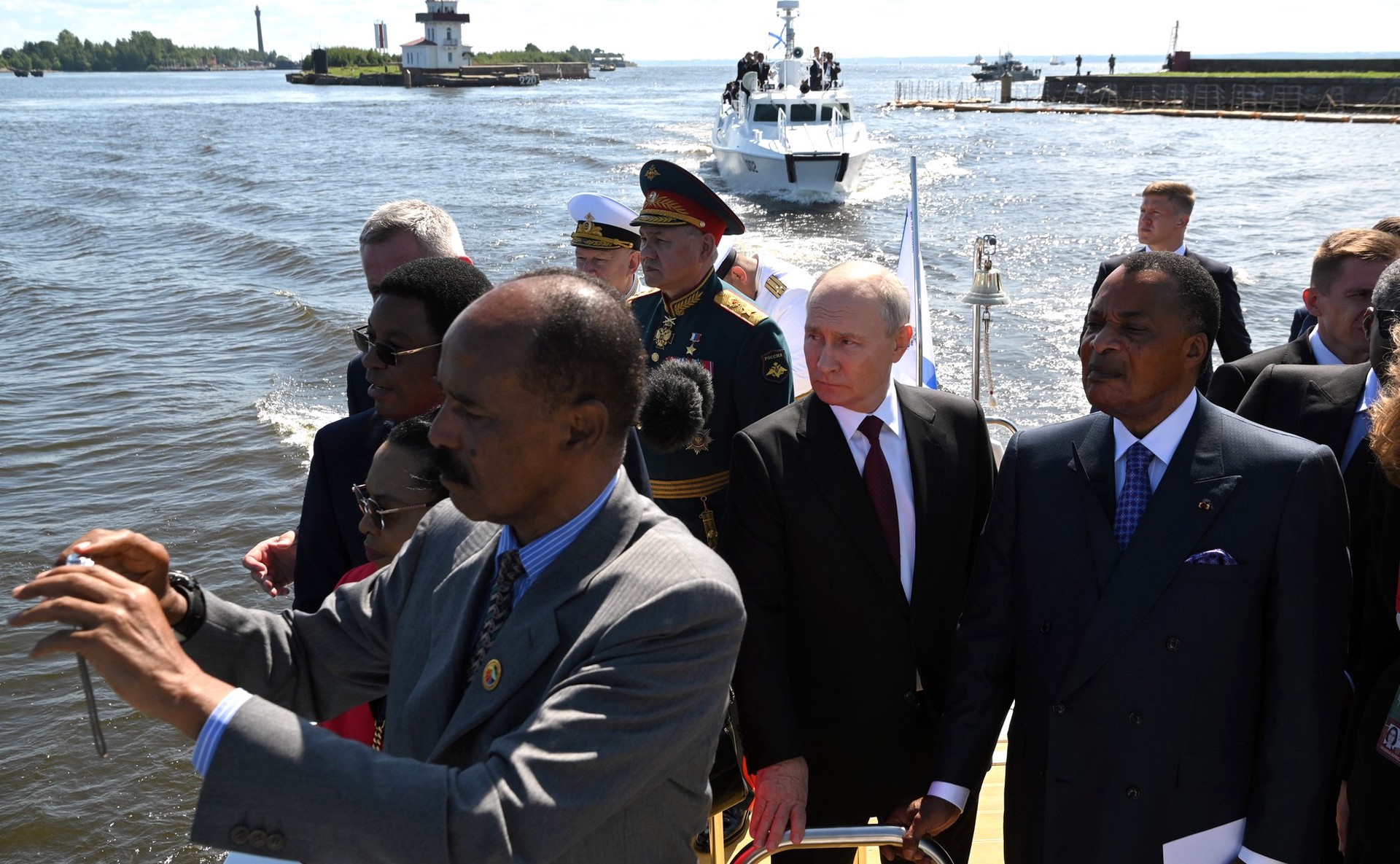 Путин посетил Кронштадт вместе с иностранными гостями военно-морского парада