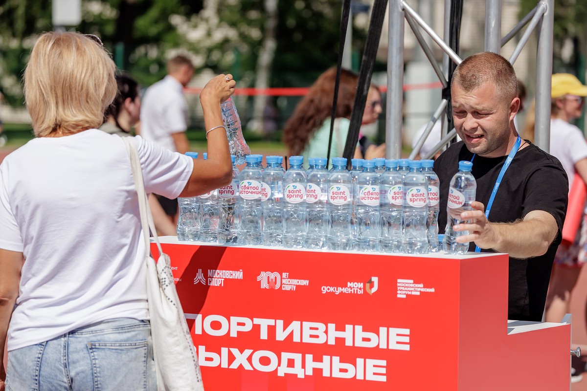 Врач назвала лучший способ избавиться от жажды в жару