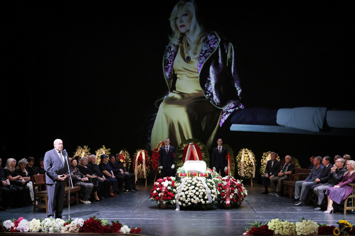 Ирину Мирошниченко похоронили на Троекуровском кладбище 