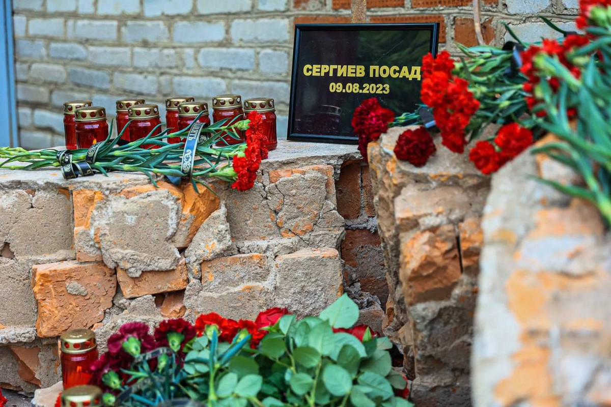 На месте взрыва в Сергиеве Посаде образовался стихийный мемориал