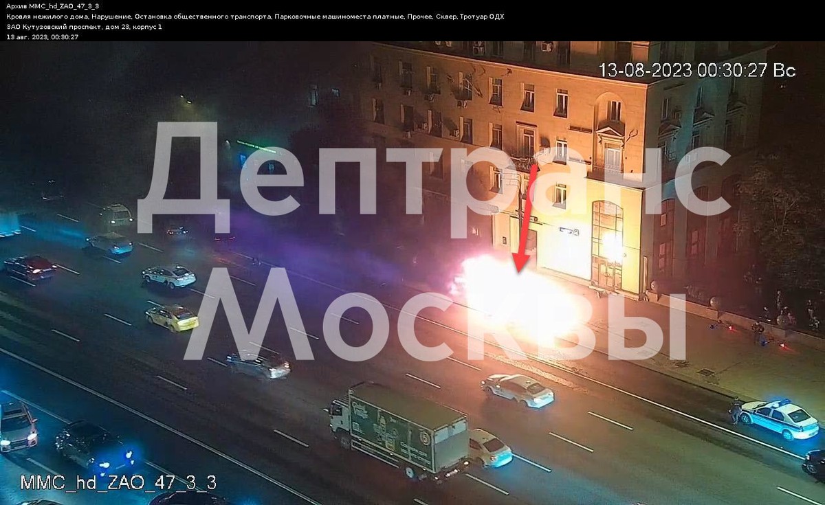 BMW влетела в фонарный столб в Москве и загорелась, водитель и пассажир погибли