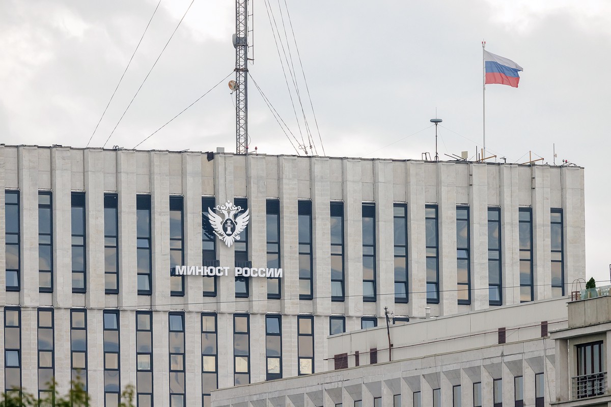 Заслуженный юрист заявил о необходимости ограничить работу некоторых компаний иноагентов
