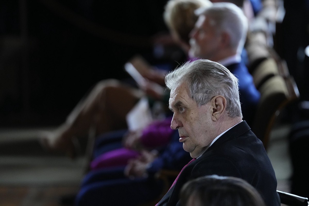 Экс-президент Чехии Земан раскритиковал украинских беженцев-мужчин призывного возраста