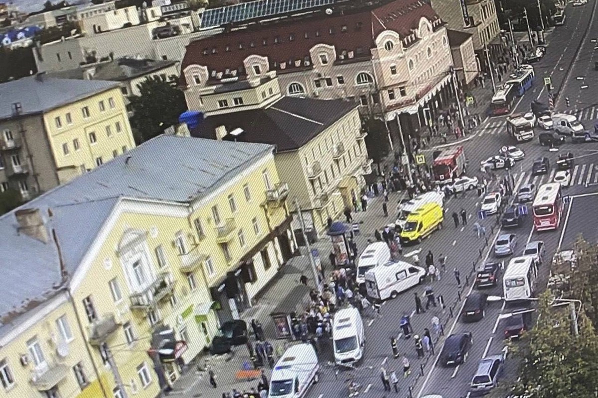 В Калуге водитель легкового автомобиля сбил людей на тротуаре