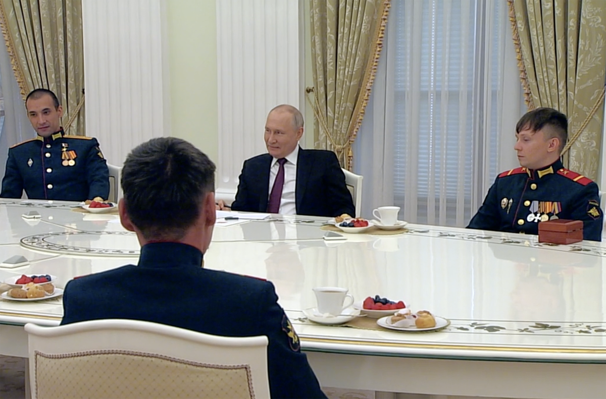 Путин отметил литературный талант комментатора боя танка «Алёша»