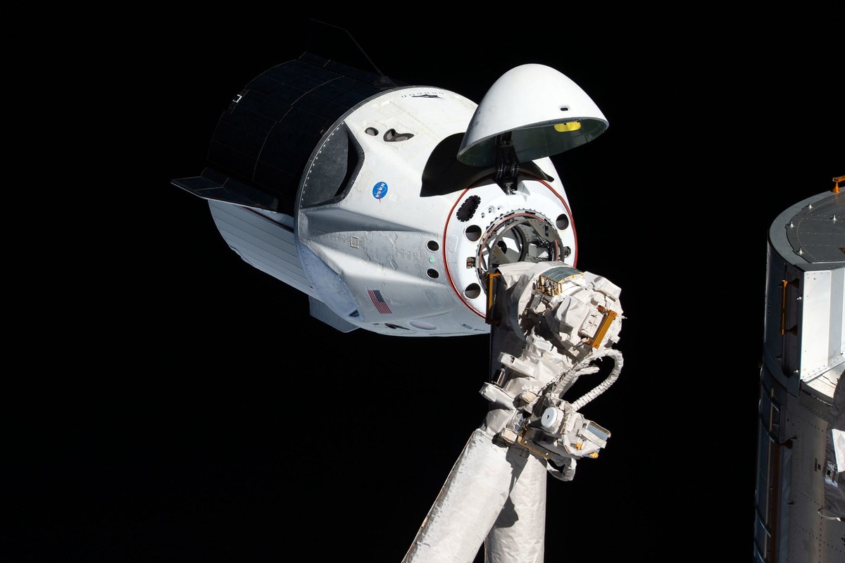 Космический корабль Crew Dragon прибыл на МКС