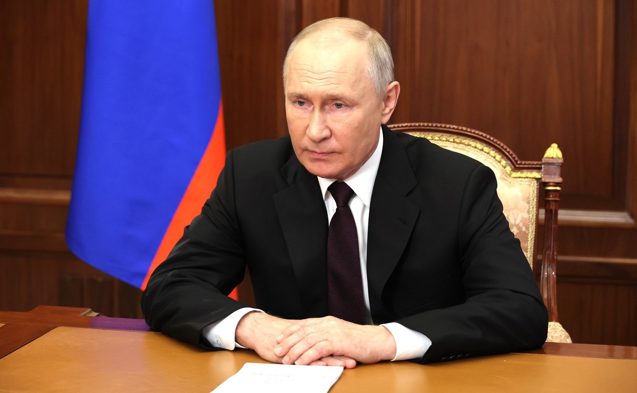 Путин подписал закон о конфискации имущества за фейки о российской армии 