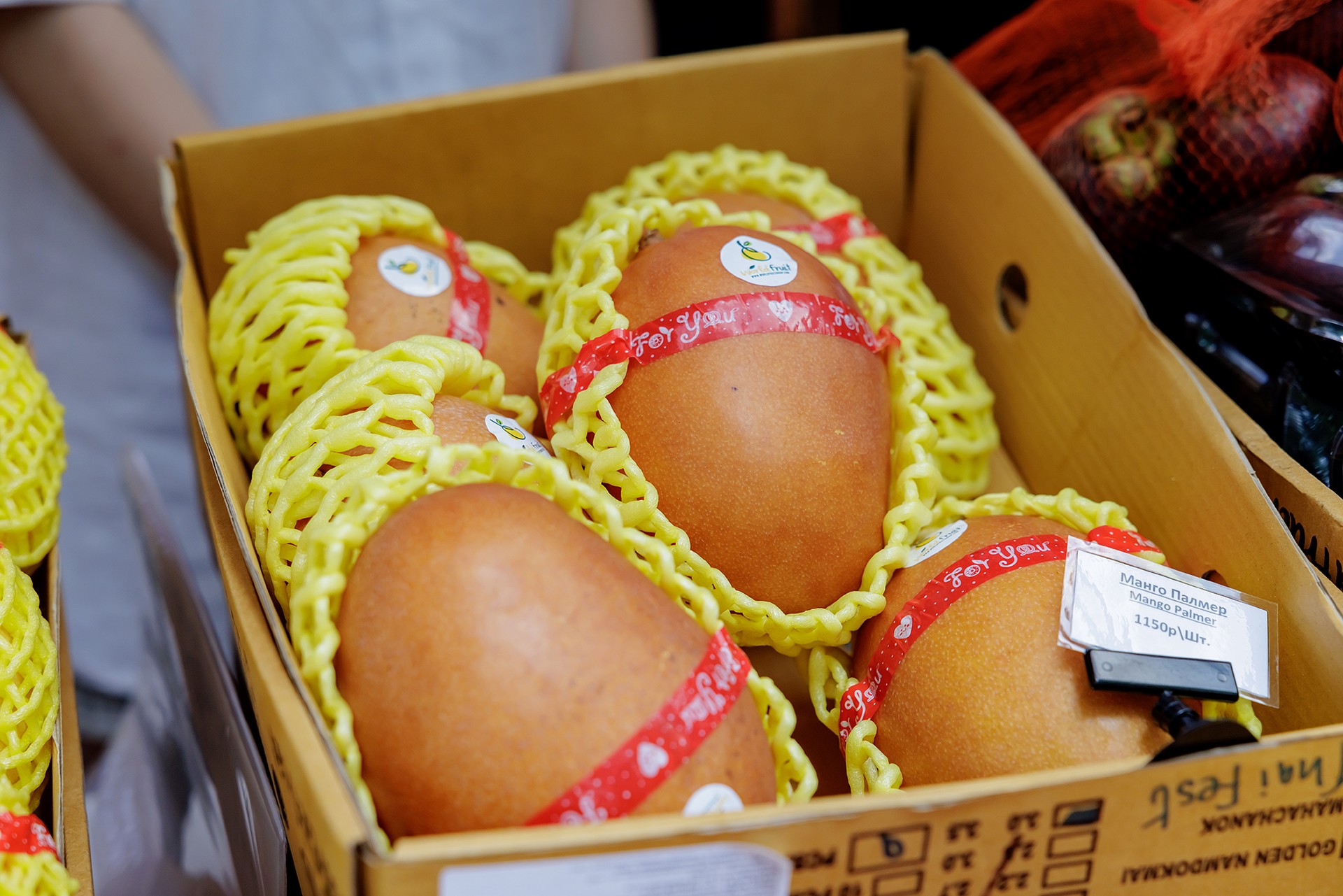 Россиянам дали совет, как правильно мыть экзотические фрукты