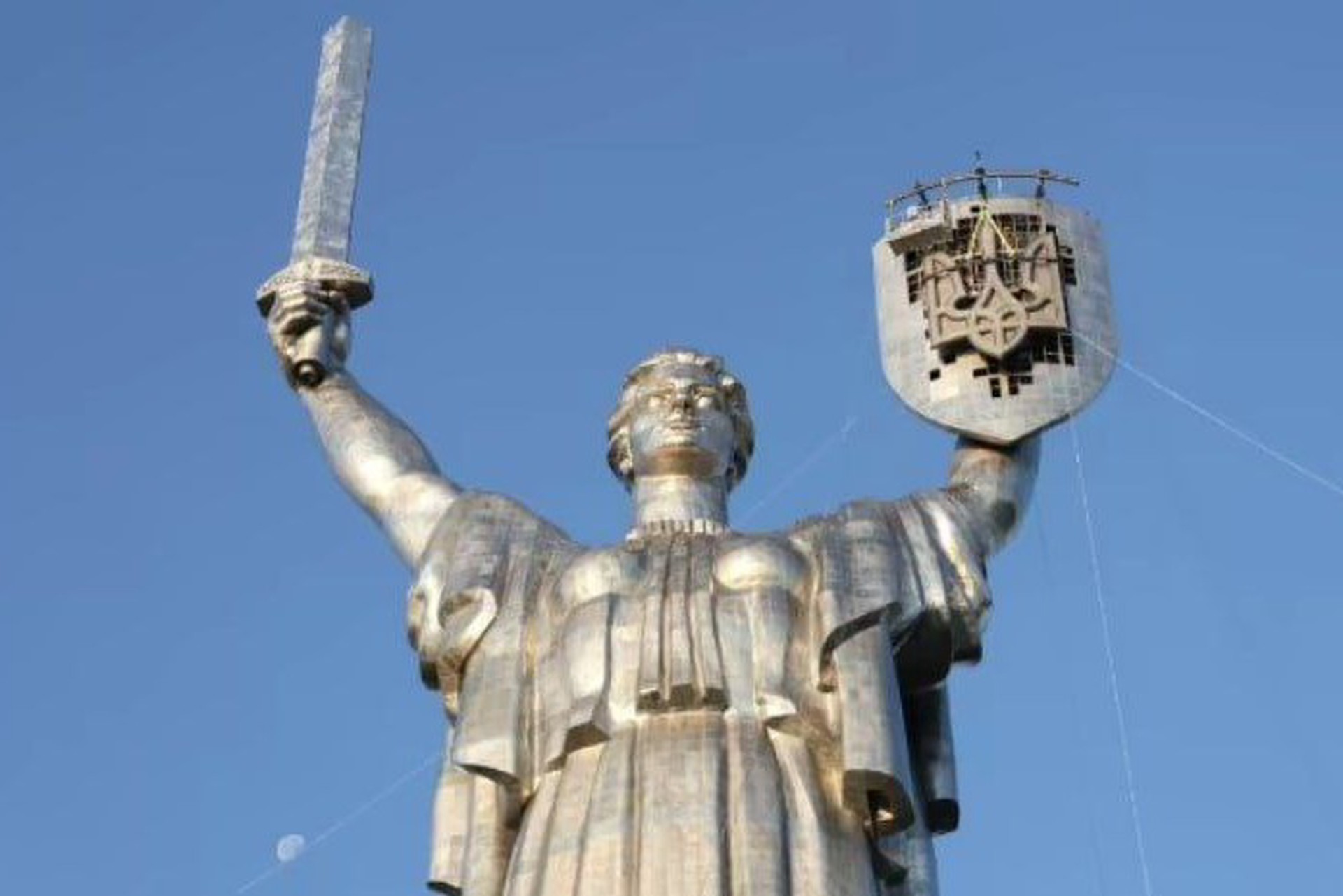 На монумент «Родина-мать» в Киеве установили трезубец