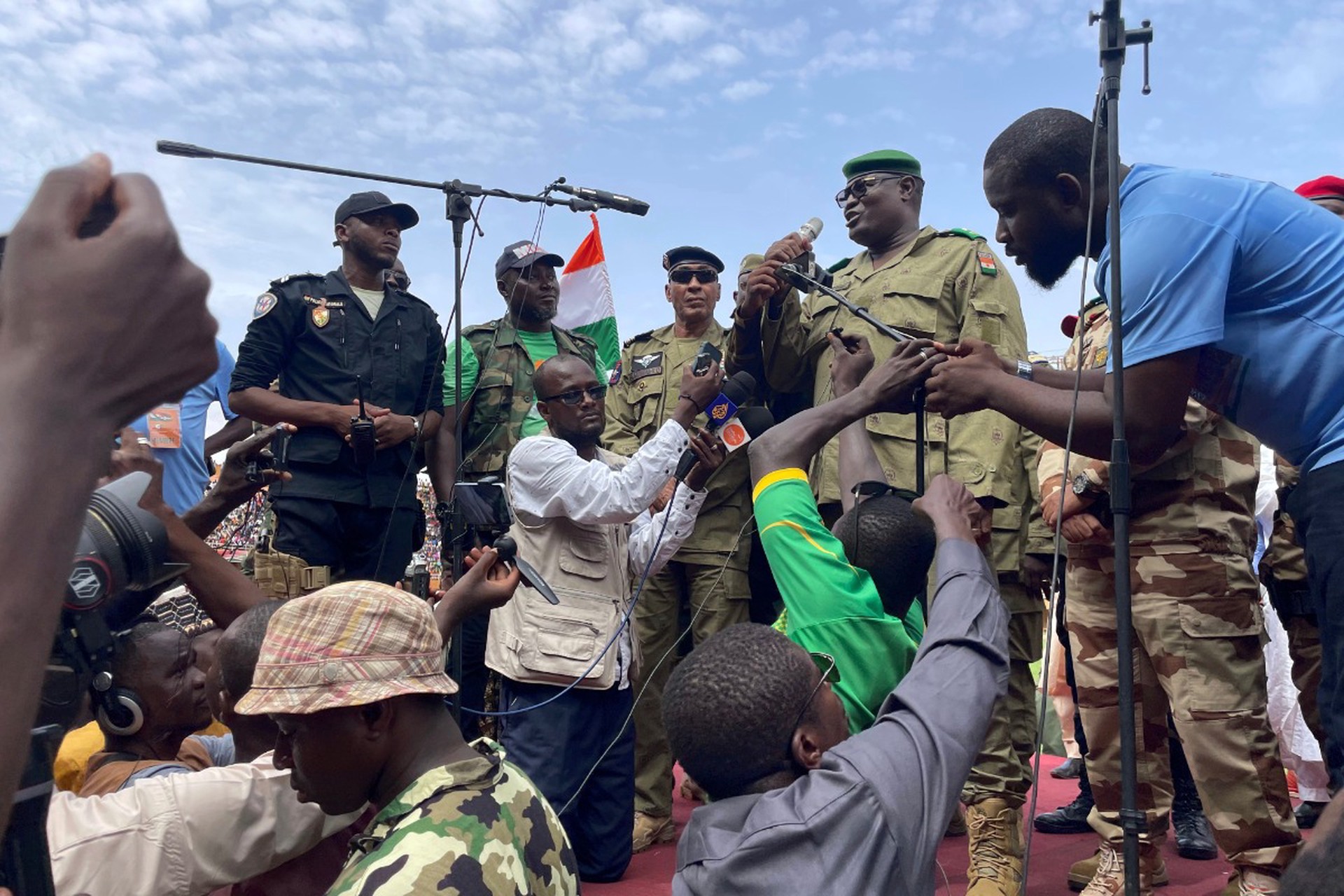 Политолог: Страны ЭКОВАС могут готовить вторжение в Нигер