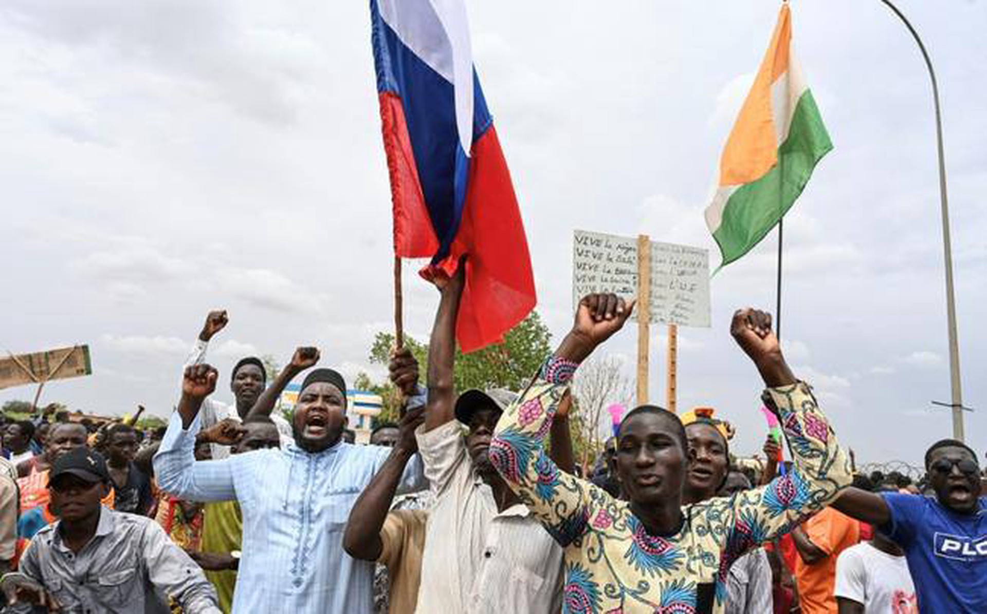 Десятки митингующих в Нигере потребовали вывода военных Франции из страны