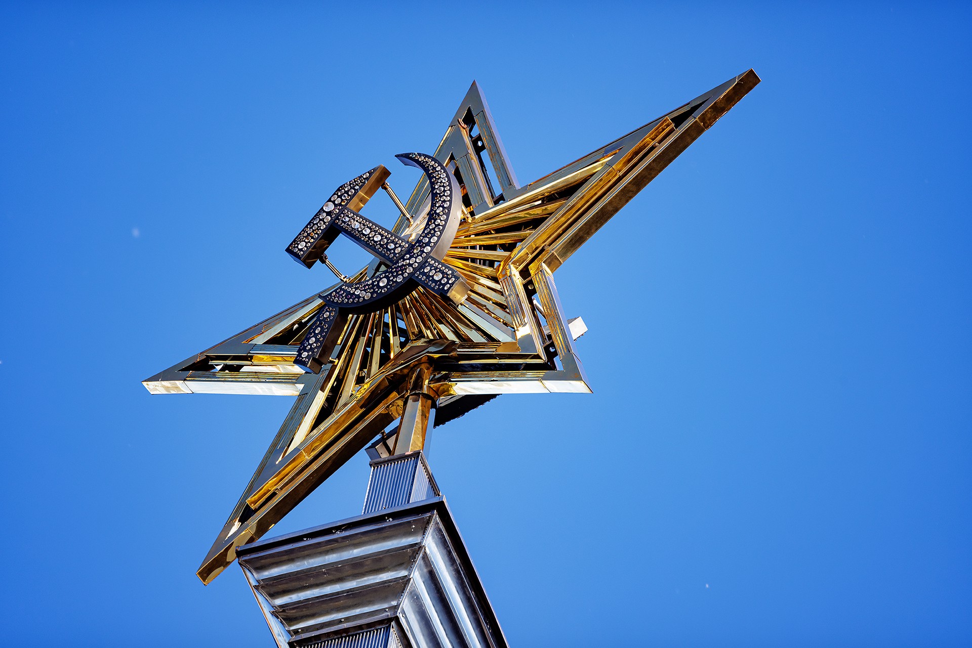 На Украине начали снимать символику СССР с обелиска «Город-герой Киев»