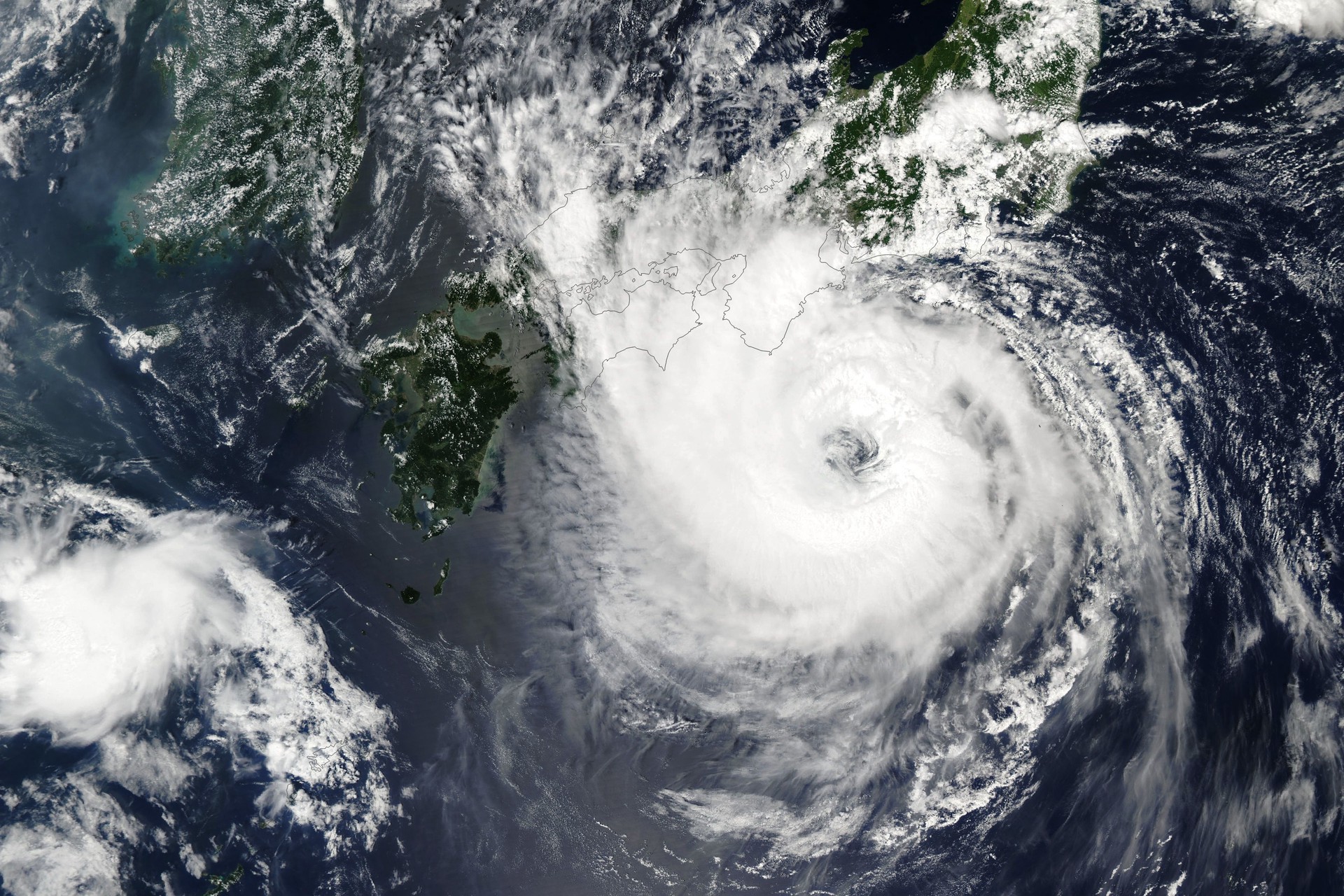 Метеоролог предупредил о двух бушующих у Японских островов тайфунах