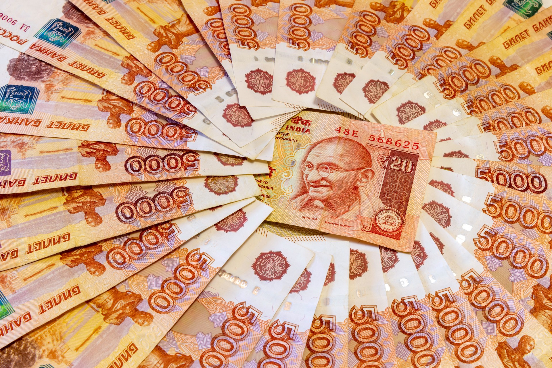 Экономист назвал решение проблемы «зависших рупий», снижающих курс рубля
