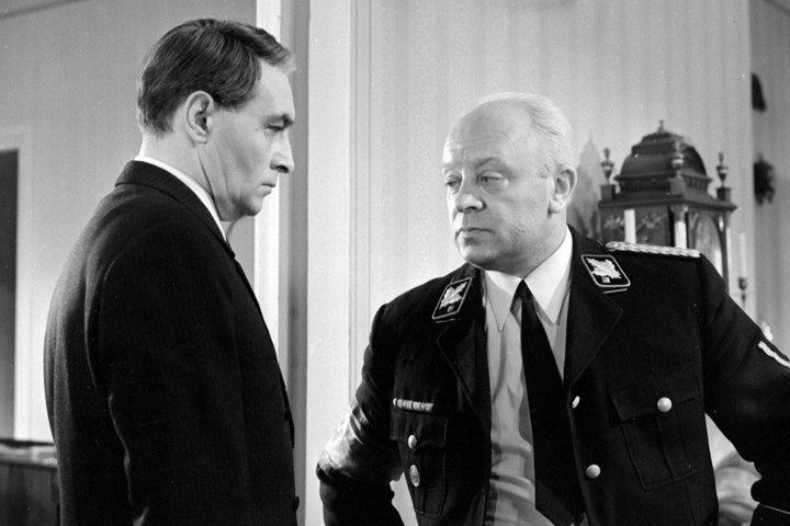 Продолжите фразу из фильма «Семнадцать мгновений весны»: «Вы слишком много знаете. Вас будут хоронить с почестями после…»