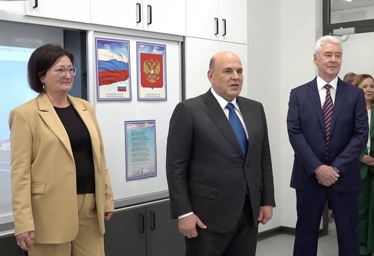 Мишустин и Собянин попробовали компот в московской школе