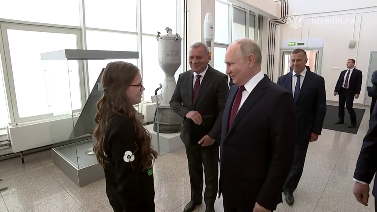 Путин на космодроме «Восточный» встретился с ученицей, попросившей расписаться на спутнике